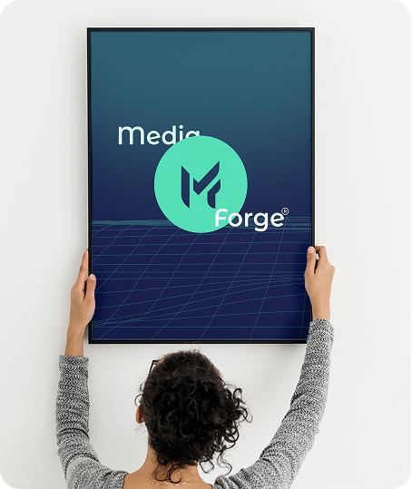 Personne regardant un cadre MediaForge